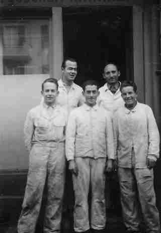Hans Tanner (hinten rechts) mit Mitarbeitern vor der Werkstatt an der Standstrasse 3, Bern